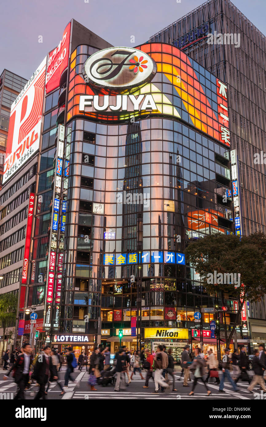 Le Japon, Honshu, Tokyo, Kanto, Ginza, Sukiyabashi Crossing Banque D'Images