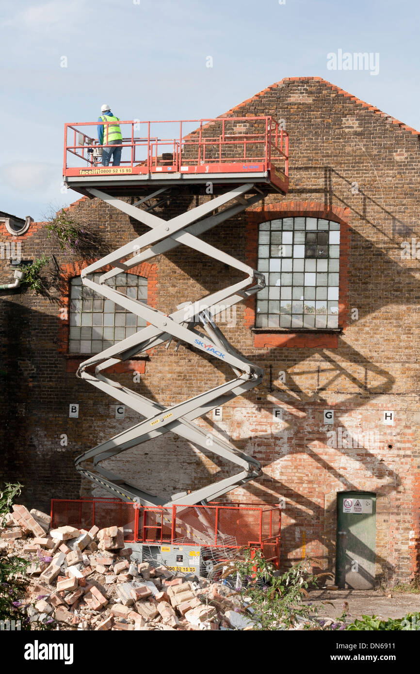Les travailleurs du chantier de démolition démantèlement d'une centrale électrique de la fin de l'époque victorienne à Twickenham, London, UK. Banque D'Images