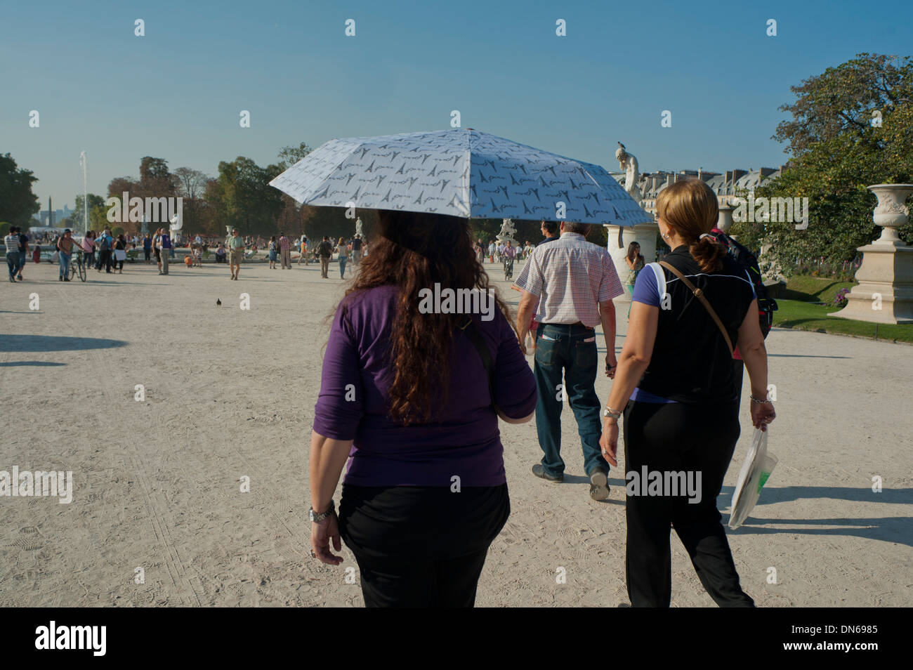 Paris, France, les femmes prommentatrices à pied Sith Umbrella dans les jardins des Tuileries françaises, 'jardin des Tuileries' Banque D'Images