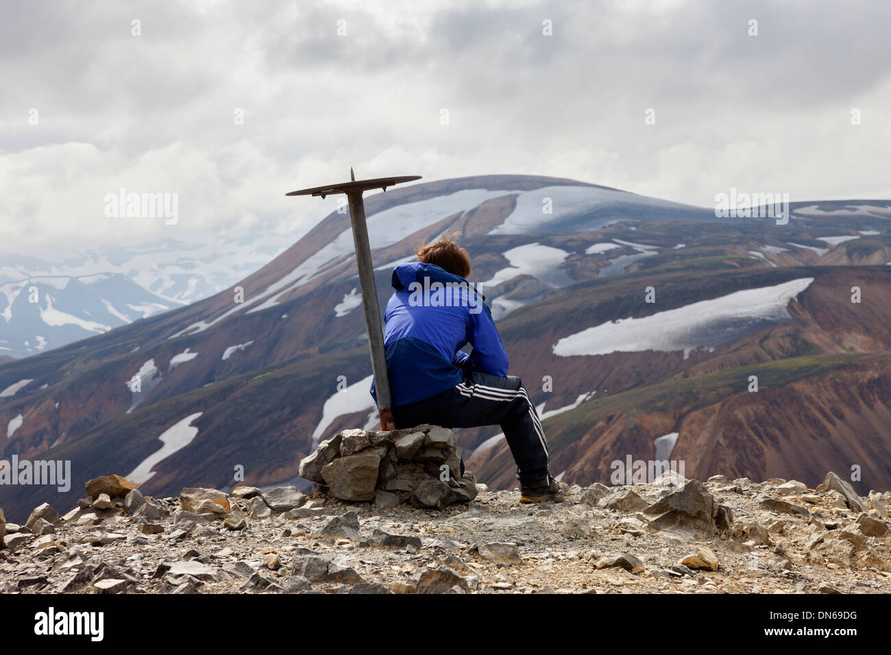 Walker se reposant sur le sommet du Blahnukur près de Landmannalaugar Islande Banque D'Images