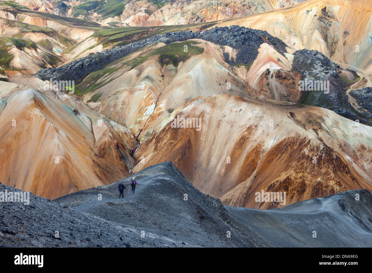 Les randonneurs de la montagne Blahnukur Ordre décroissant avec le Volcan Brennisteinsalda derrière Landmannalaugar Islande Banque D'Images