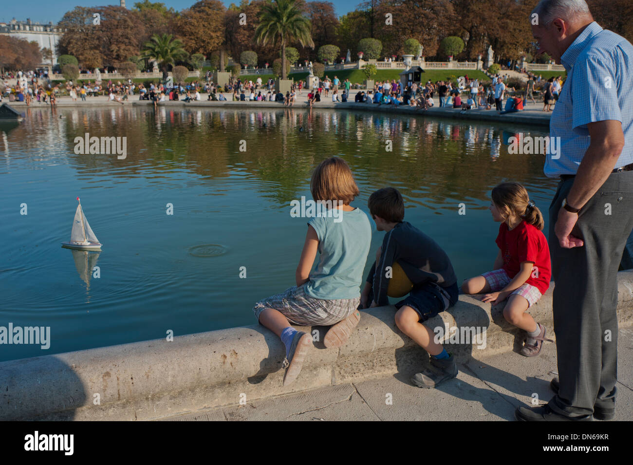 Paris, France, Français famille avec enfants appréciant les voiliers dans Garden Pond dans 'jardin du Luxembourg' vacances enfants, jardins du Luxembourg Banque D'Images