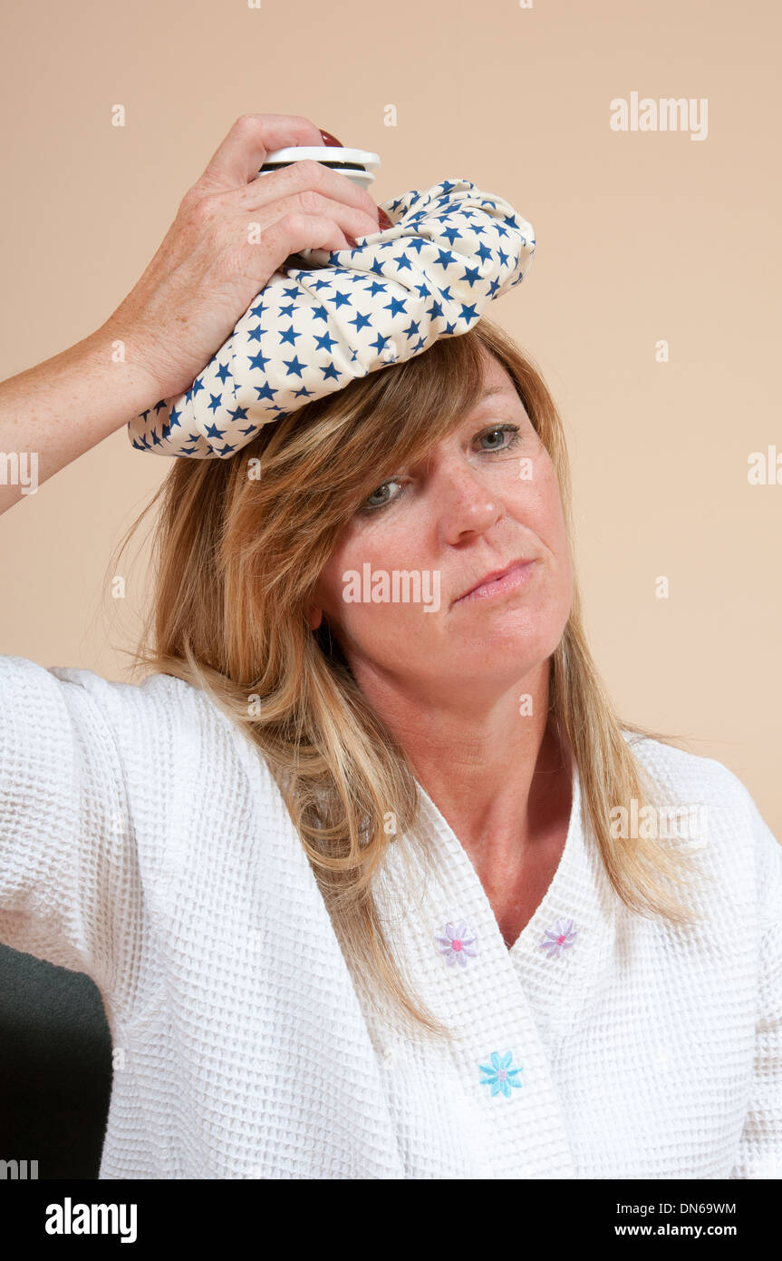 Femme avec l'aide d'une gueule de la banquise sur la tête. Banque D'Images