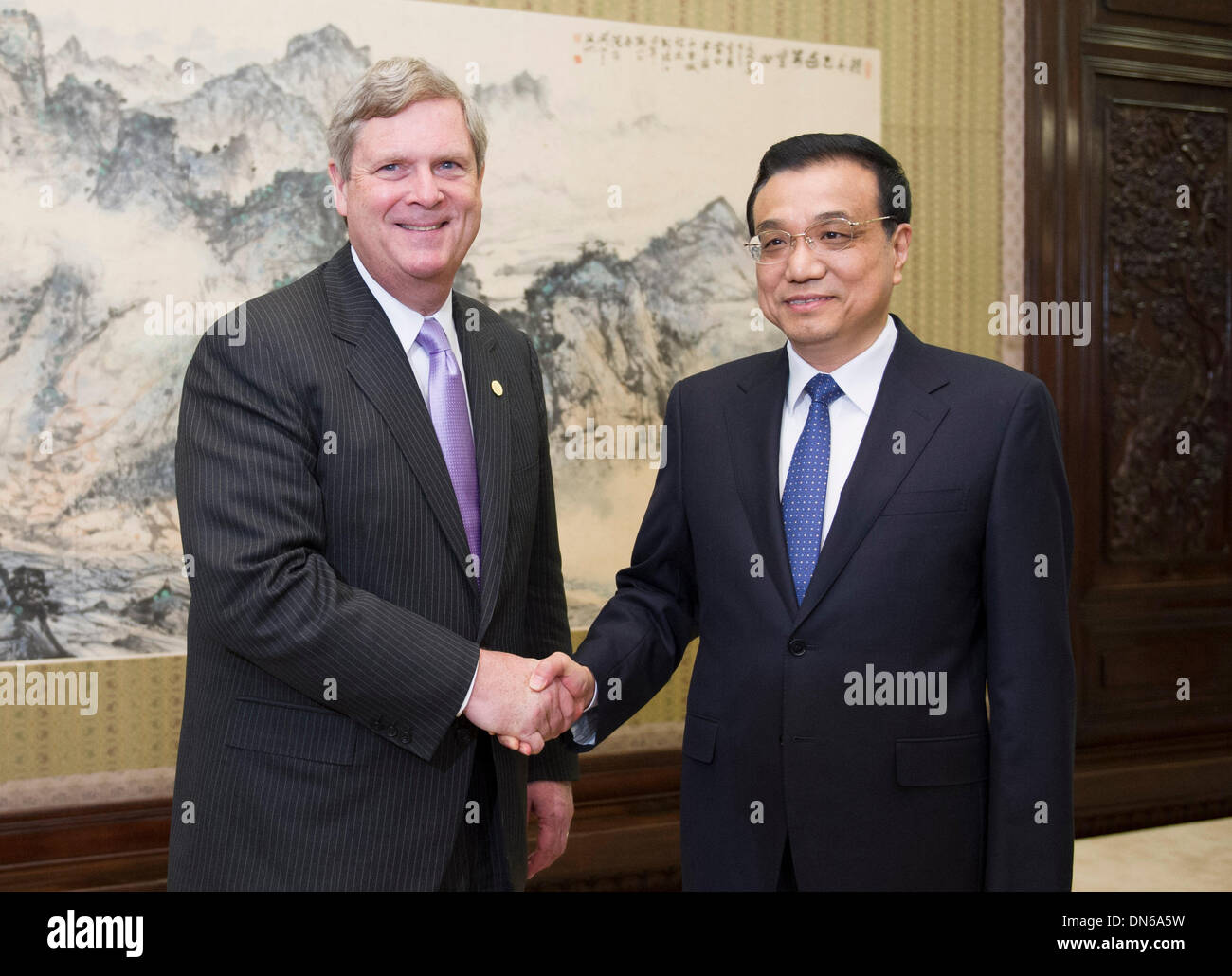 Beijing, Chine. Dec 19, 2013. Le Premier ministre chinois Li Keqiang (R), serre la main avec le secrétaire à l'Agriculture des États-Unis, Tom Vilsack qui sont venus pour assister à la 24e relations Sino-U.S. Commission mixte sur le commerce et les échanges, à Beijing, capitale de la Chine, le 19 décembre 2013. Credit : Xie Huanchi/Xinhua/Alamy Live News Banque D'Images