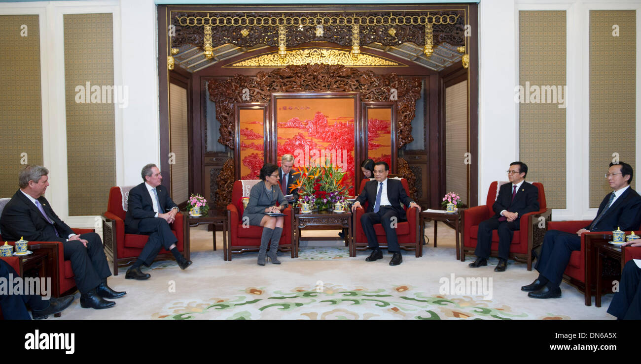 Beijing, Chine. Dec 19, 2013. Le Premier ministre chinois Li Keqiang rencontre le secrétaire américain au Commerce Penny Pritzker, représentant américain au Commerce Michael Froman et Tom Vilsack, Secrétaire à l'Agriculture des États-Unis qui sont venus pour assister à la 24e relations Sino-U.S. Commission mixte sur le commerce et les échanges, à Beijing, capitale de la Chine, le 19 décembre 2013. Credit : Xie Huanchi/Xinhua/Alamy Live News Banque D'Images