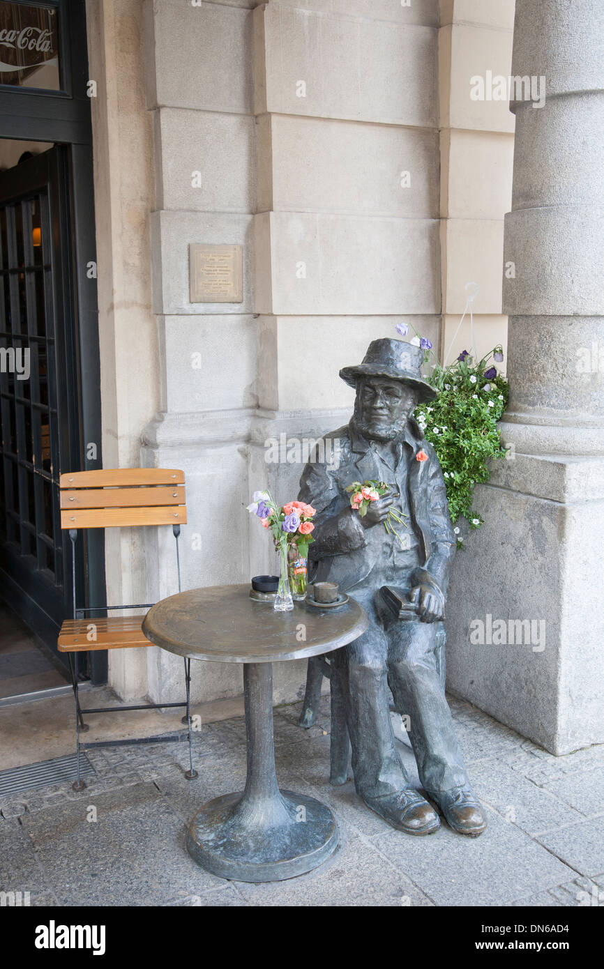 Sculpture de Piotr Skrzynecki célèbre Cabaret Directeur, vis-à-vis de Cafe, Rynek Glowny - Town Square, Cracovie, Pologne Banque D'Images