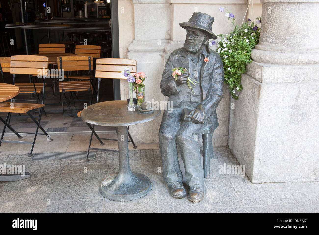 Sculpture de Piotr Skrzynecki célèbre Cabaret Directeur, vis-à-vis de Cafe, Rynek Glowny - Town Square, Cracovie, Pologne Banque D'Images