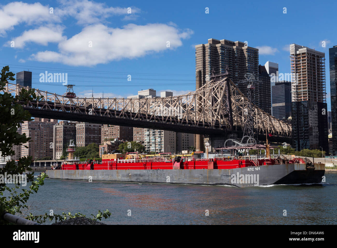 Barge et remorqueur, l'Ed Koch Queensboro Bridge et East River, NEW YORK Banque D'Images