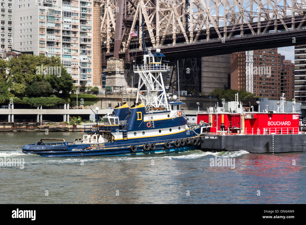 Barge et remorqueur, l'Ed Koch Queensboro Bridge et East River, NEW YORK Banque D'Images