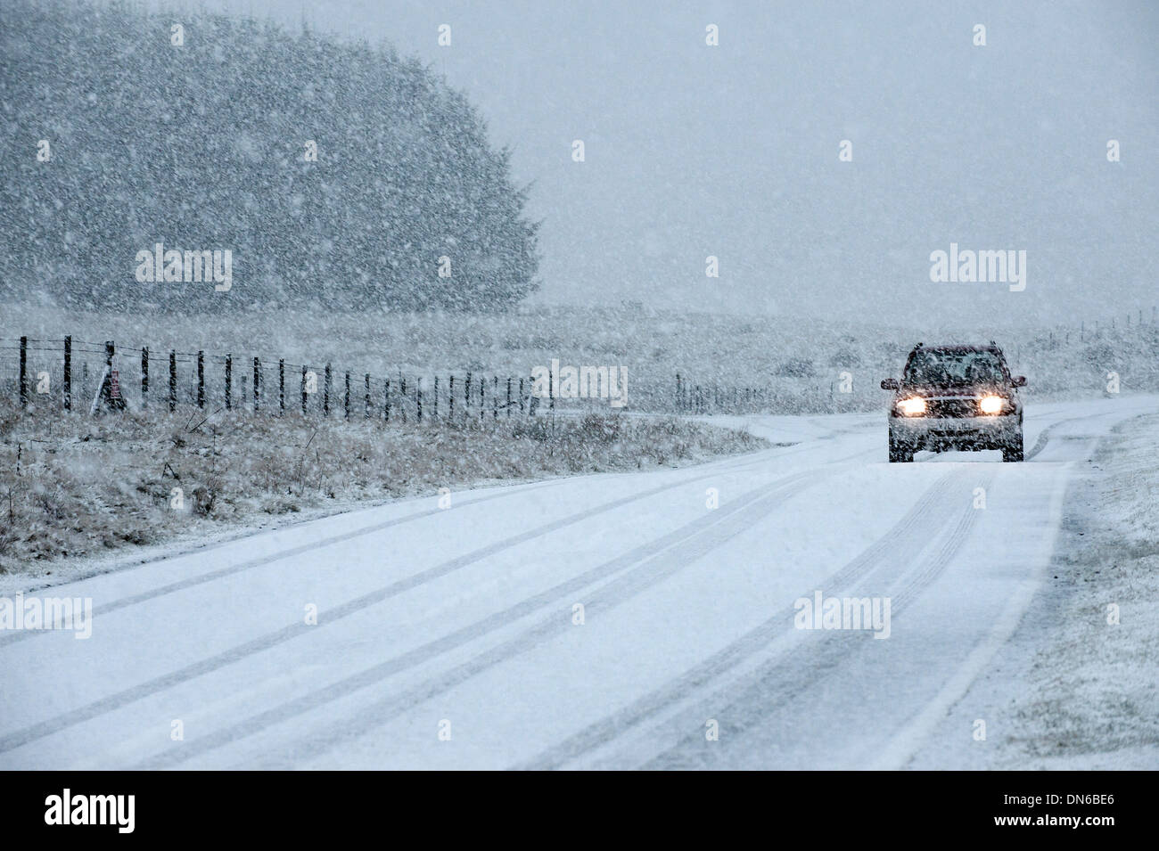 Gamme Epynt, Cambrian Mountains, Pays de Galles, Powys, au Royaume-Uni. 19 décembre 2013. Les automobilistes ont été pris au dépourvu quand le temps est passé de la pluie de grêle de l'accumulation de neige dans l'espace de 5 minutes sur la haute terre au milieu du Pays de Galles. Il y avait une neige fondue à des niveaux plus bas Crédit : Graham M. Lawrence/Alamy Live News Banque D'Images