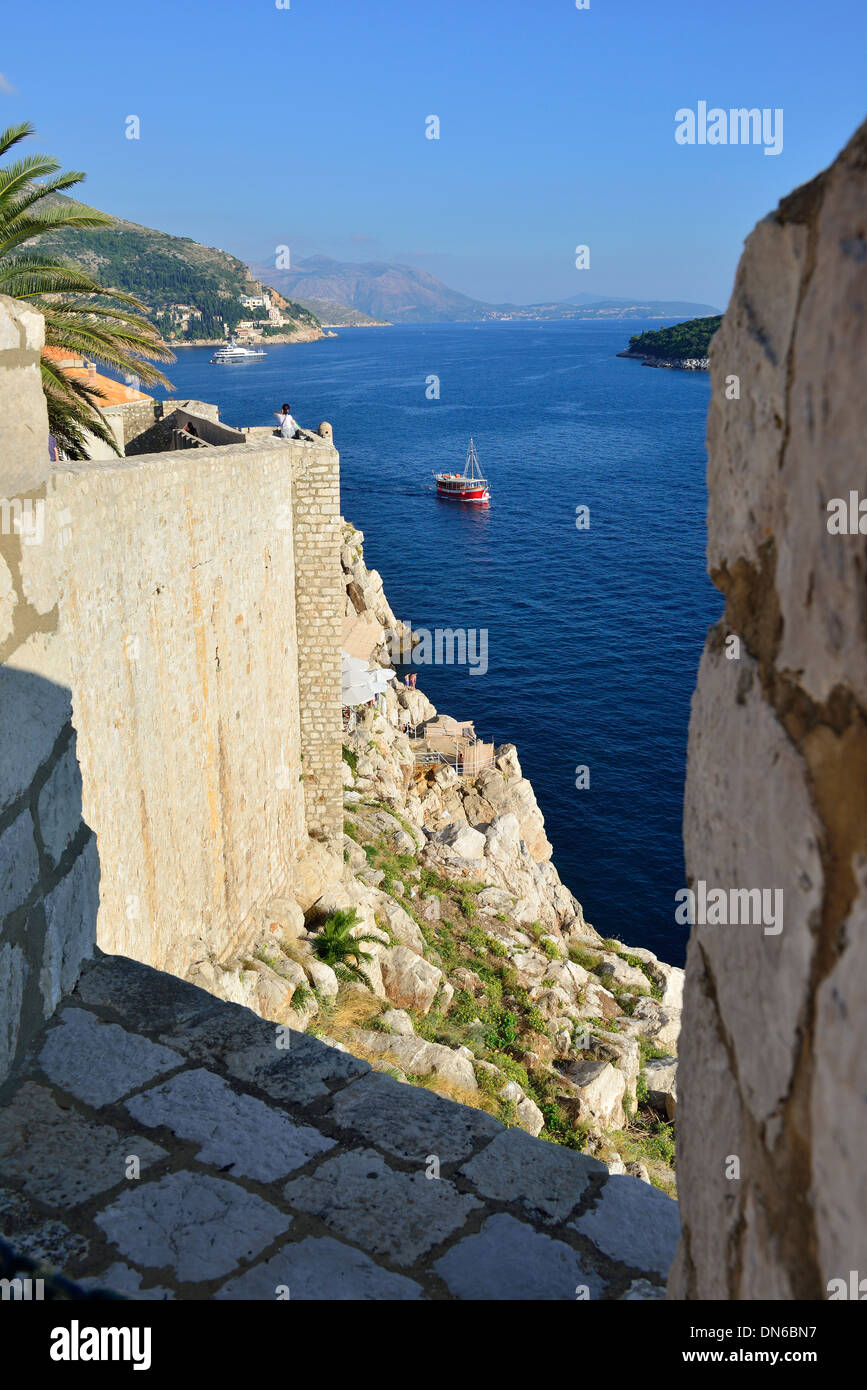 Dubrovnik au sud, depuis les murs fortifiés de la ville jusqu'à la côte Adriatique cristalline et ses nombreuses îles, la Croatie Banque D'Images