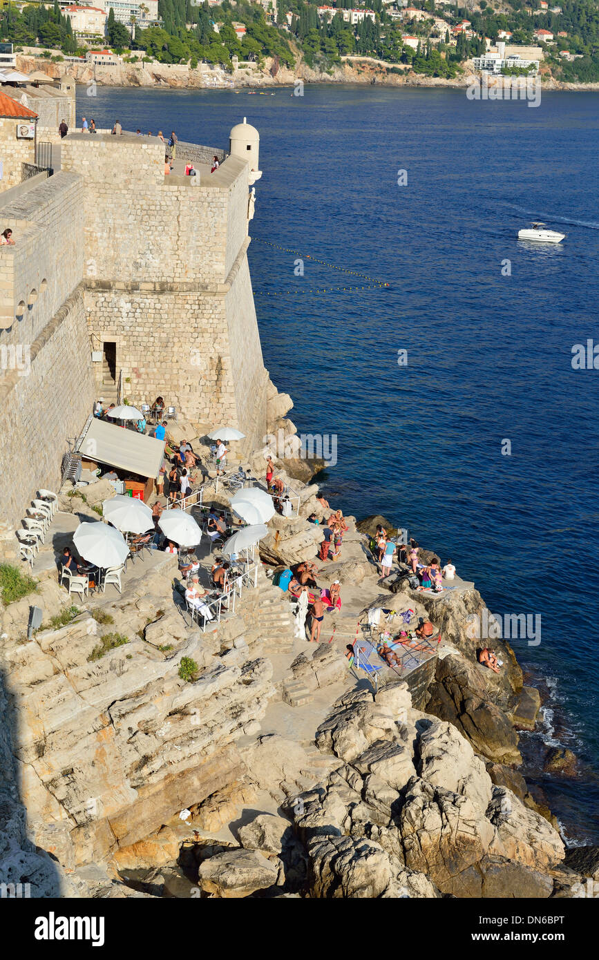 Vue depuis les murs fortifiés donnant sur le sud-est en face des murs extérieurs de Dubrovnik avec ses cafés, Croatie Banque D'Images