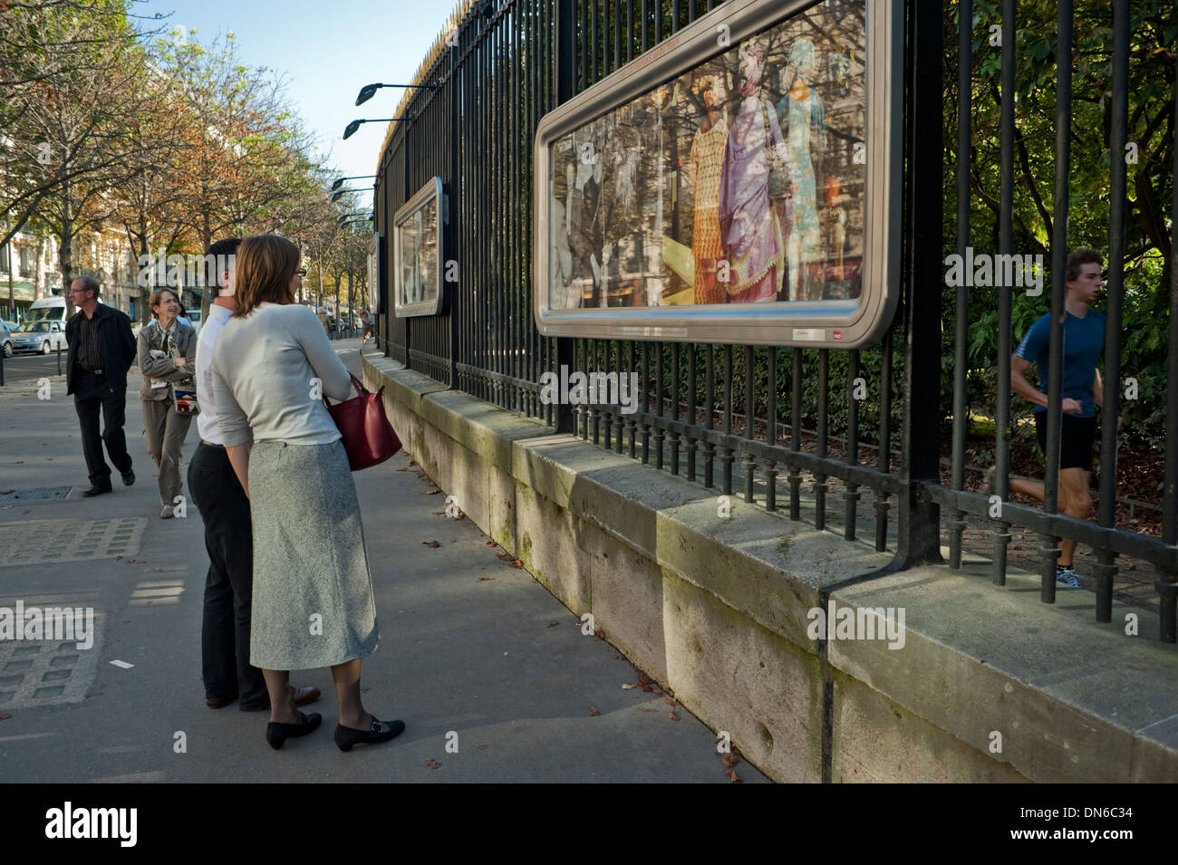 Paris, France, couple français regardant l'œuvre d'art sur la clôture devant le jardin du Luxembourg sur la rue, les jardins urbains, les gens dans les rues de Paris Banque D'Images