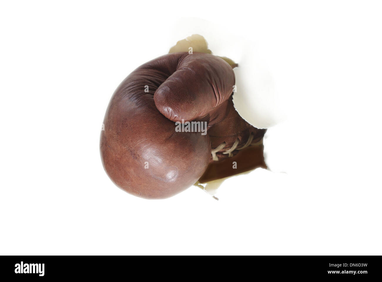 Vieux gant de boxe sur fond blanc Banque D'Images