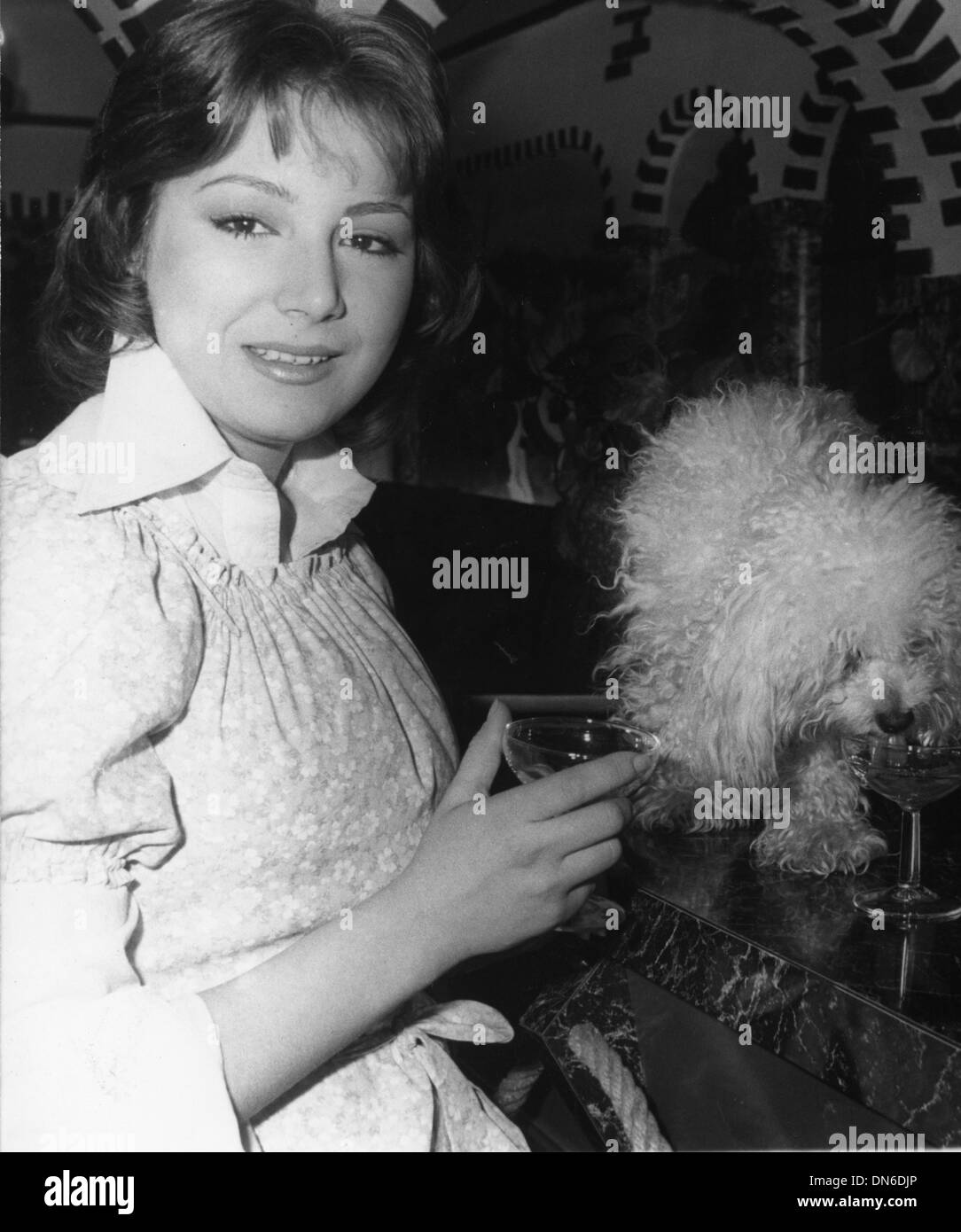 9 mai 1977 - Londres, Angleterre, Royaume-Uni - Singer MARIE MYRIAM célèbre sa victoire au Concours Eurovision de la chanson avec un verre de champagne et son chiot. (Crédit Image : &# 169 ; KEYSTONE Photos USA) Banque D'Images