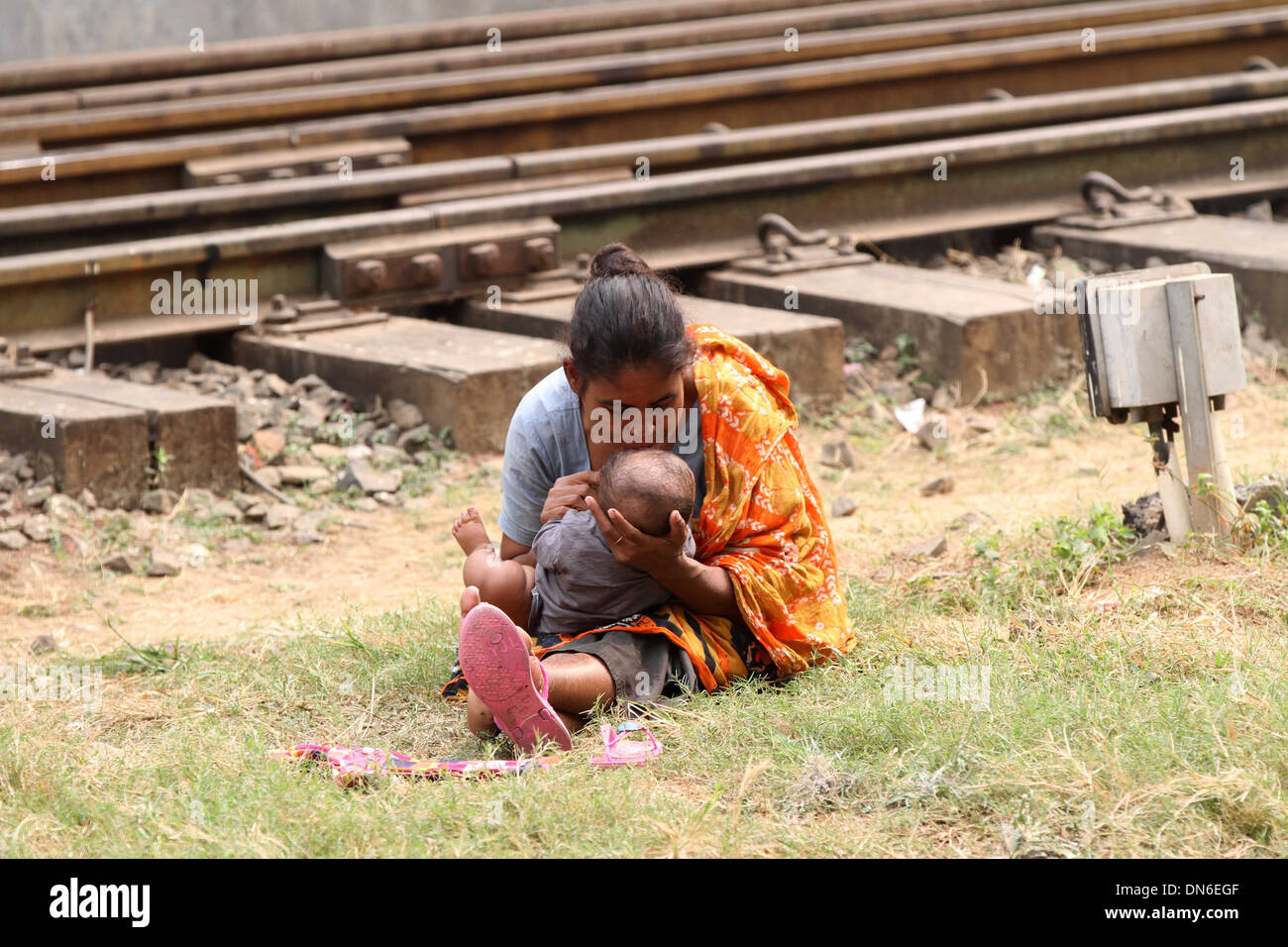 Une mère sans-abri l'amour son bébé à Kamalapur Gare à Dhaka le 19 décembre 2013. Banque D'Images