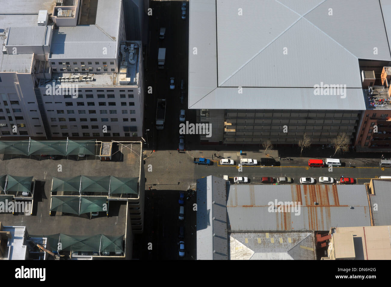 Une près de birds eye view d'une rue du centre-ville. Banque D'Images