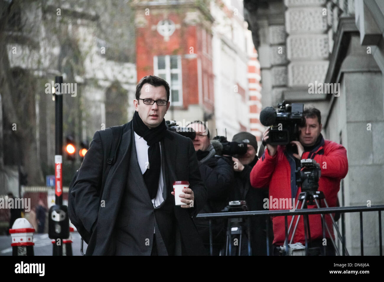 Andy Coulson arrive à Old Bailey court de Londres à continuer l'évaluation découlant de l'News International phone le scandale. Banque D'Images
