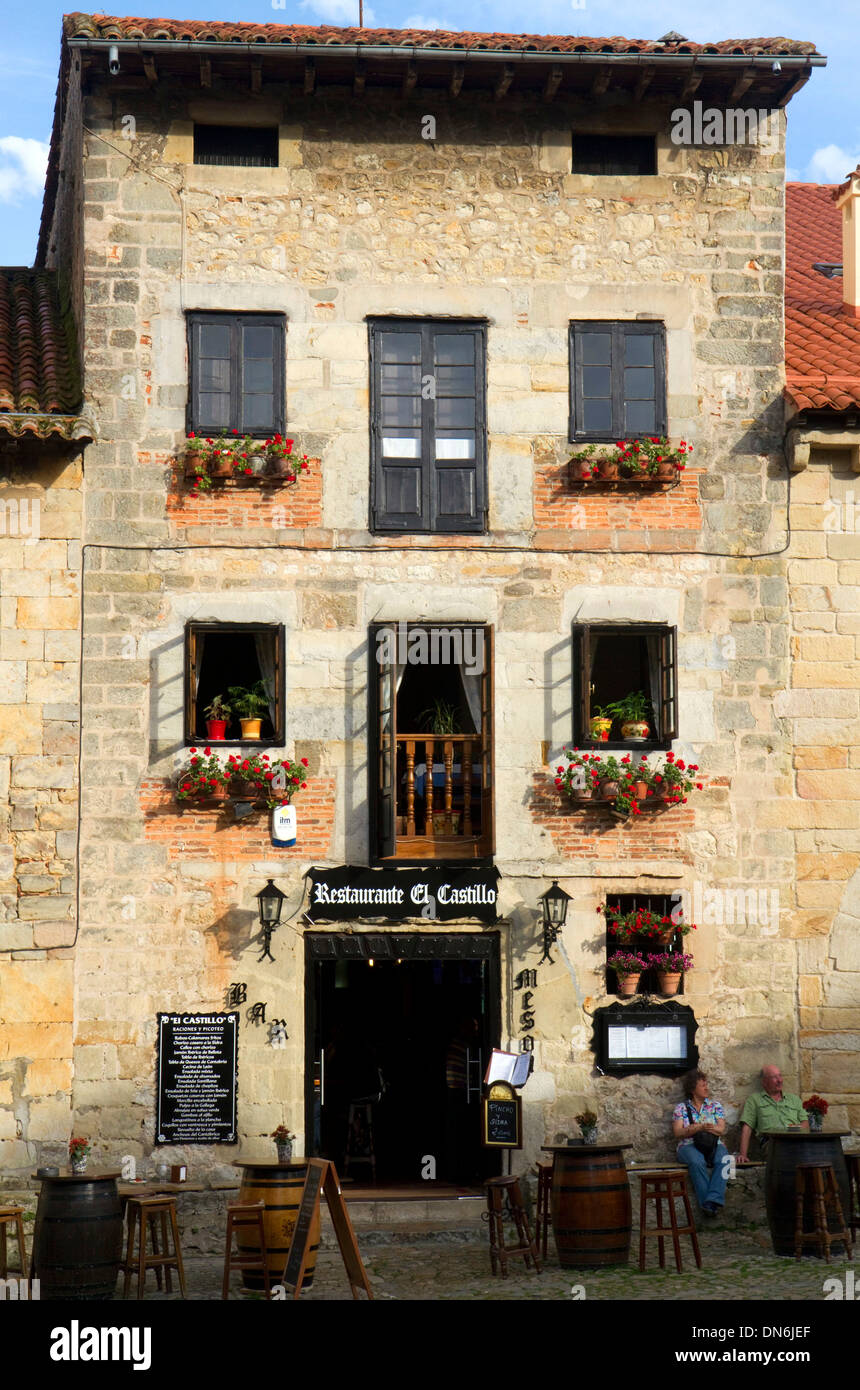 Restaurant dans le village de Santillana del Mar, Cantabria, Espagne. Banque D'Images