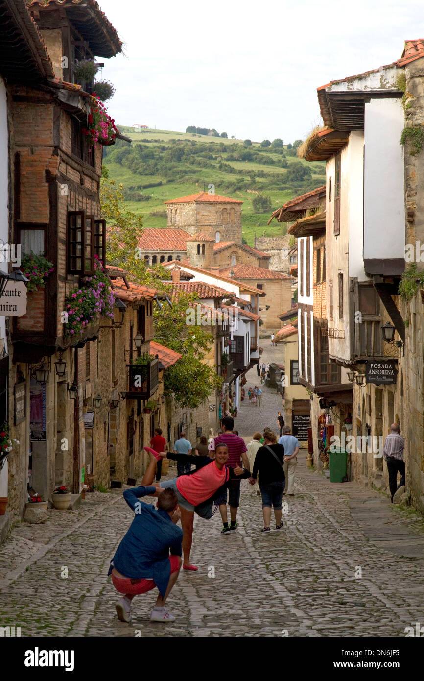 Walking street dans le village de Santillana del Mar, Cantabria, Espagne. Banque D'Images