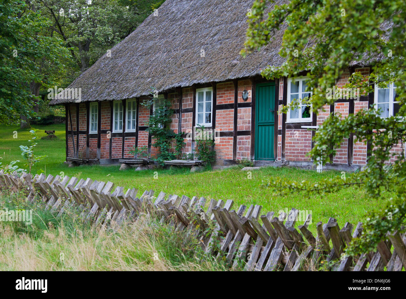 Ancienne ferme à Wilsede, landes de Lunebourg / Lunenburg / Lüneburger Heide, Basse-Saxe, Allemagne Banque D'Images