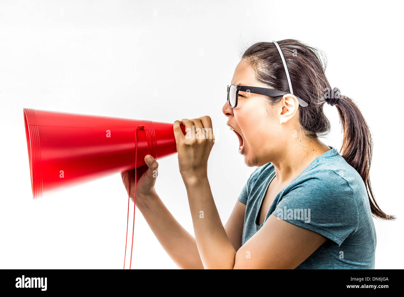 Asian woman yelling dans ampli Banque D'Images