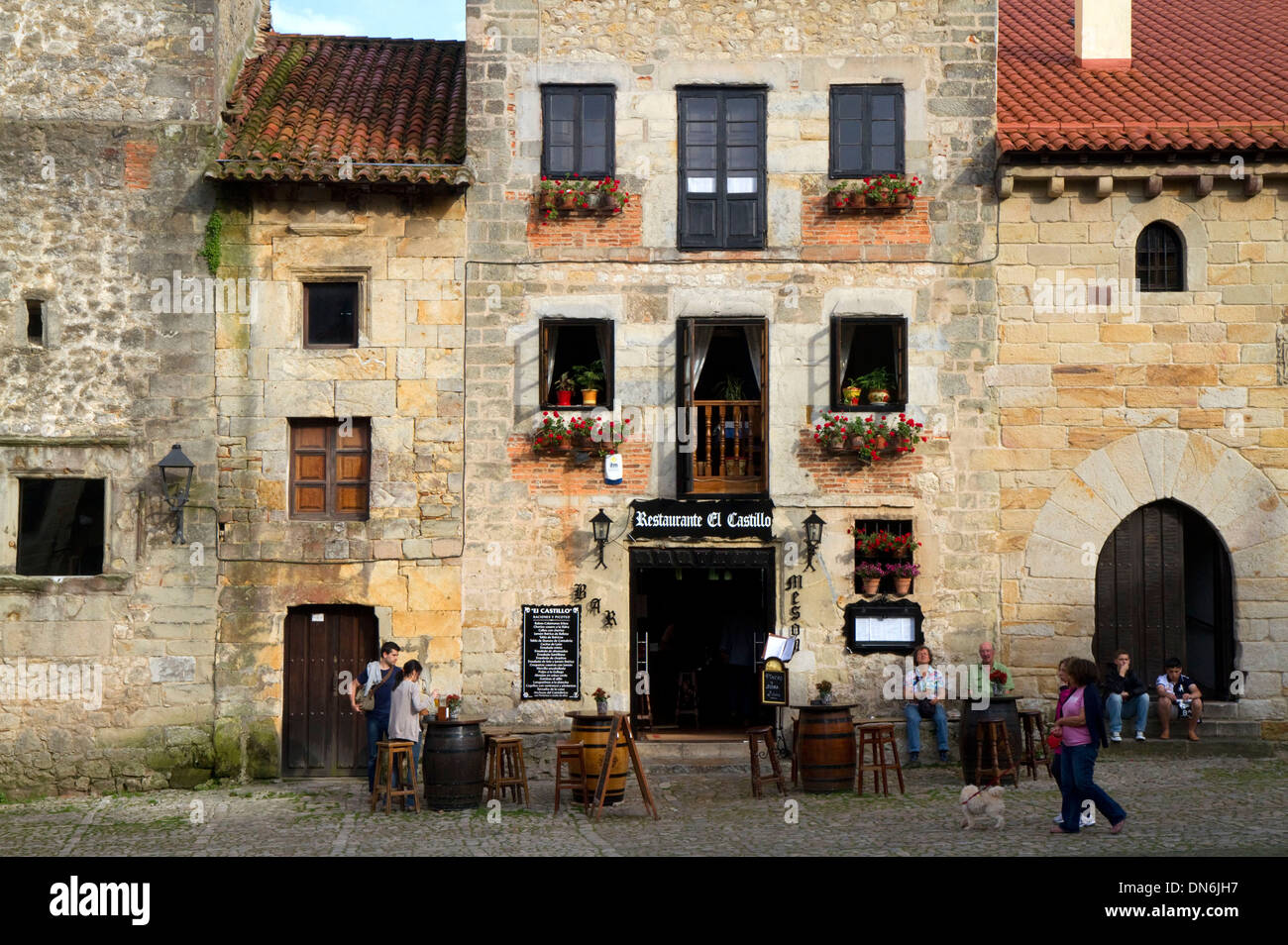 Restaurant dans le village de Santillana del Mar, Cantabria, Espagne. Banque D'Images