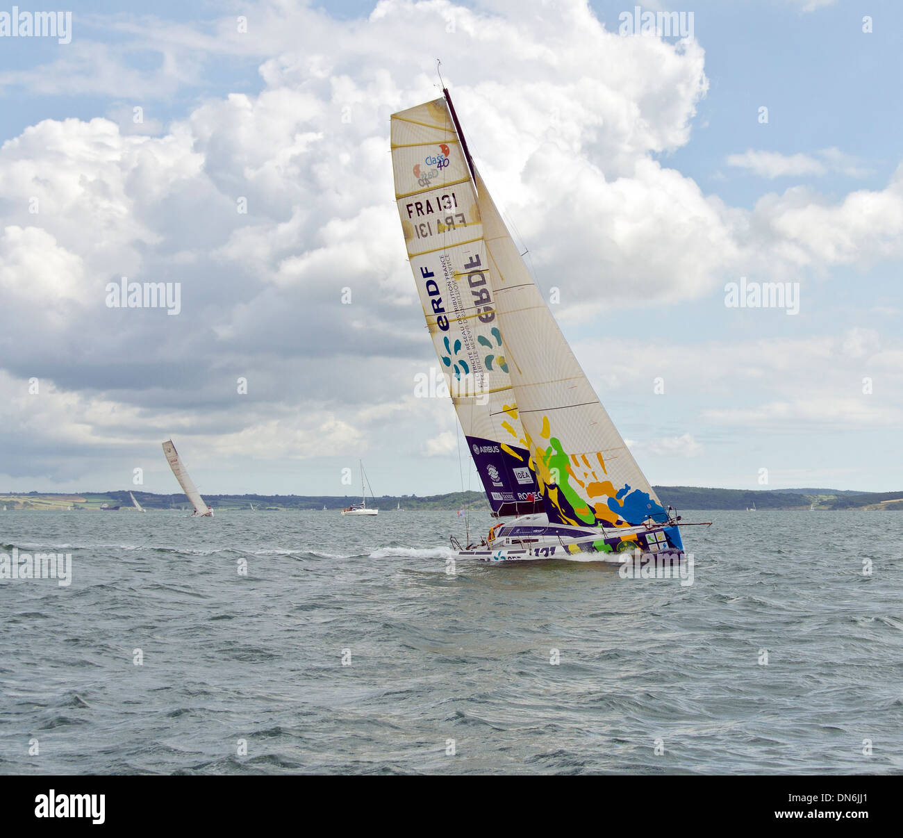 Fastnet yacht race 2013. Bateau de course Navigation sur le Solent après le départ de Cowes. Banque D'Images