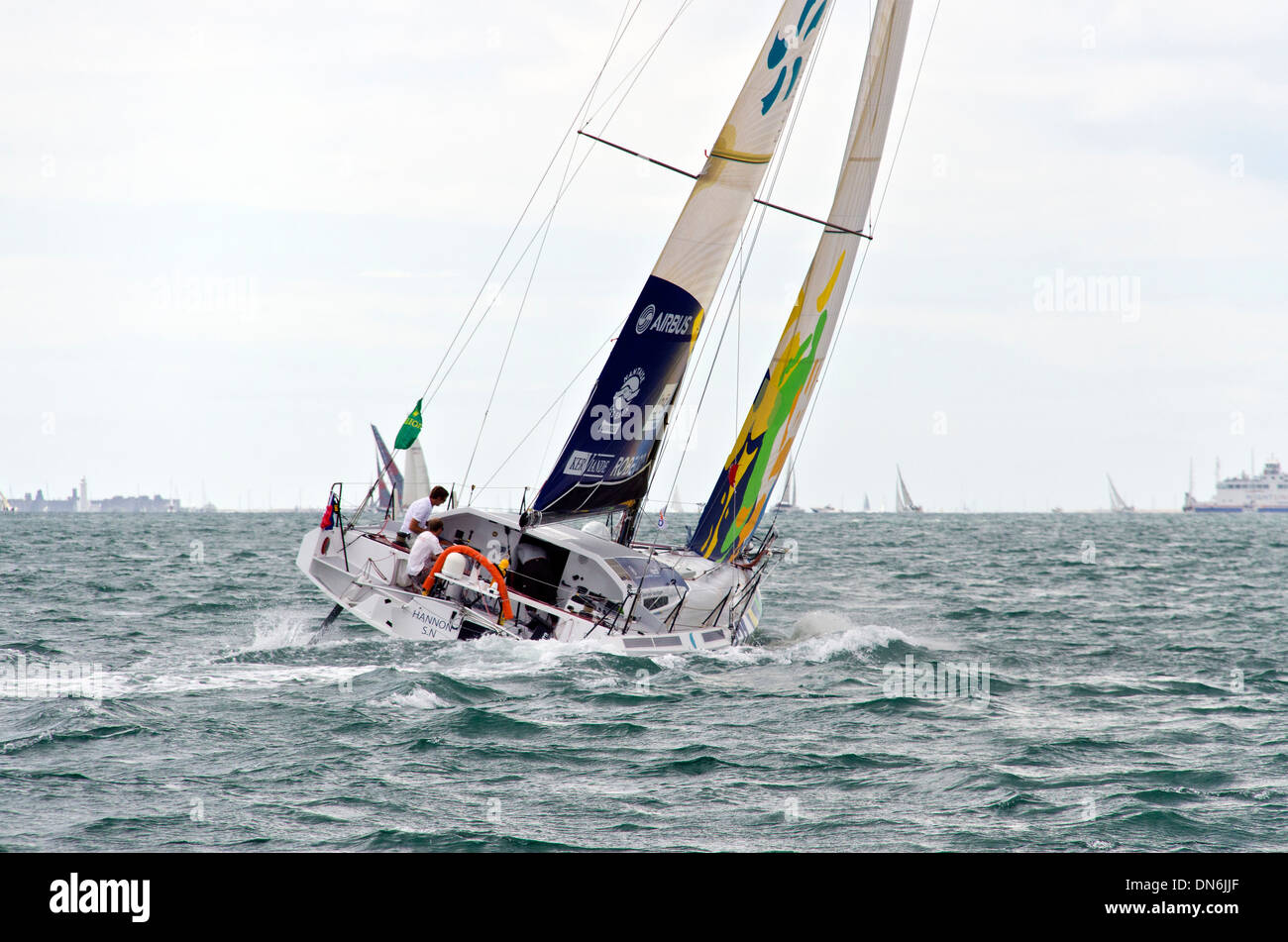 Fastnet yacht race 2013. Bateau de course Navigation sur le Solent après le départ de Cowes. Banque D'Images