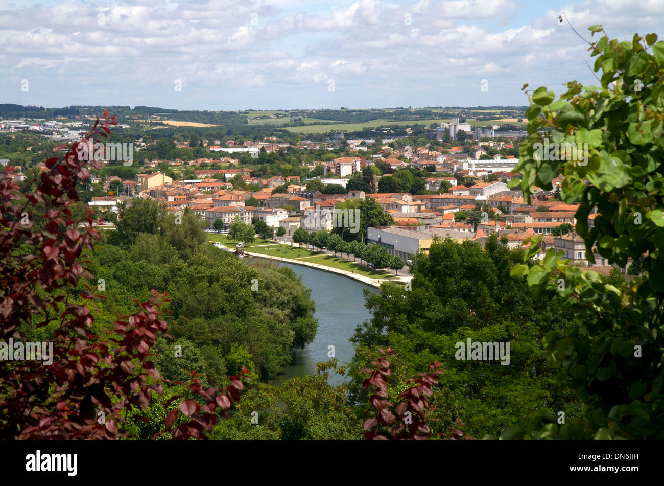 Vue sur le fleuve Charente à Angoulême, dans le sud-ouest de la France. Banque D'Images