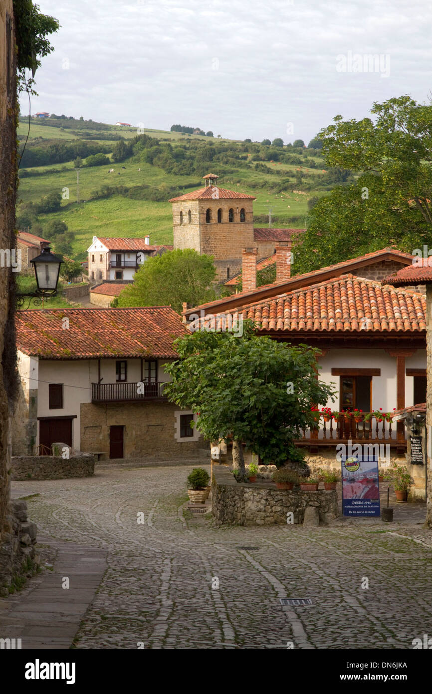 Walking street dans le village de Santillana del Mar, Cantabria, Espagne. Banque D'Images