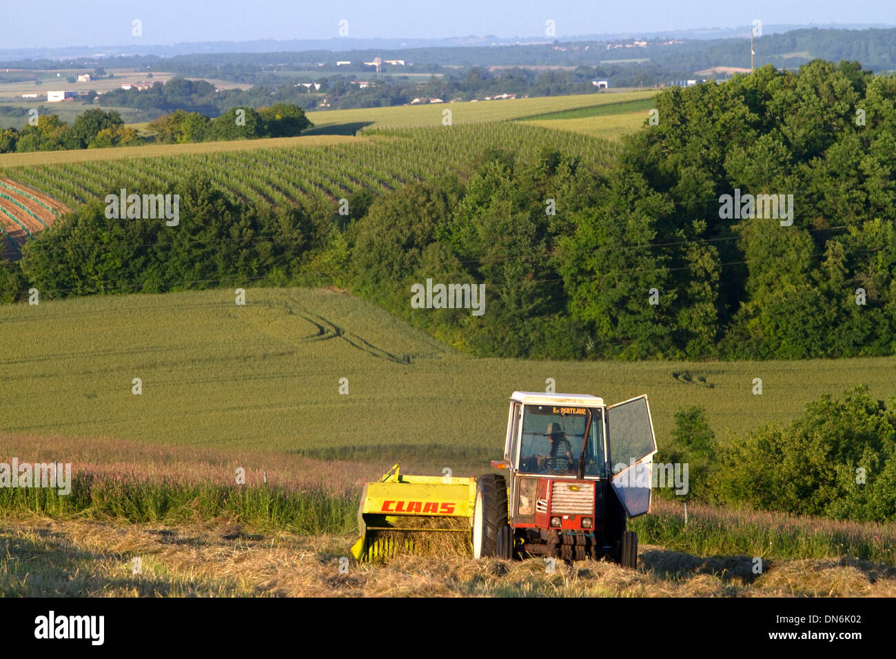 Le tracteur de la mise en balles de foin ouest Angouleme dans le sud-ouest de la France. Banque D'Images