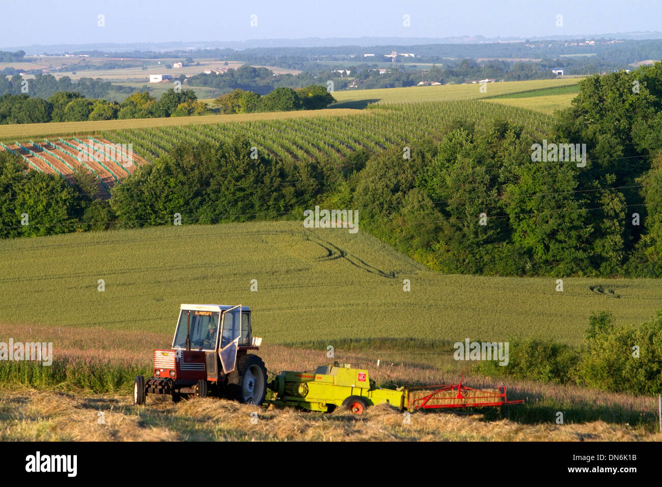 Le tracteur de la mise en balles de foin ouest Angouleme dans le sud-ouest de la France. Banque D'Images