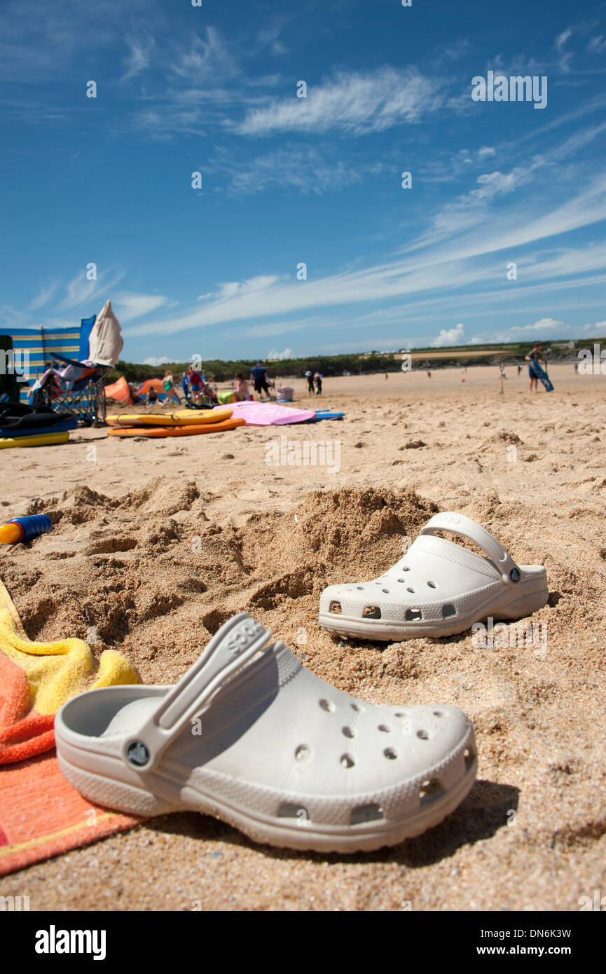 Crocs Chaussures de plage de sable d'été bleu ciel à rêver Banque D'Images