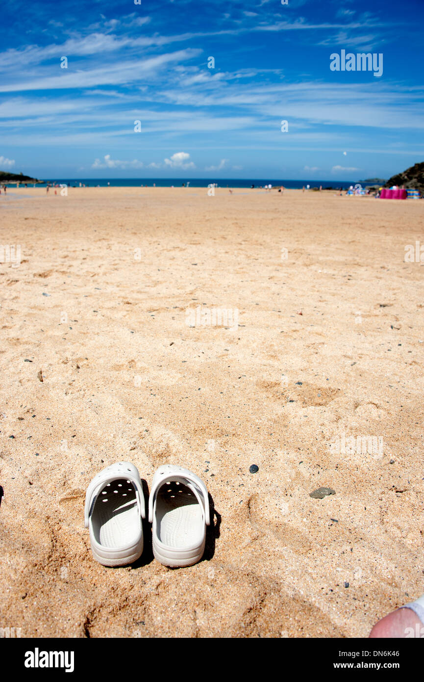 Chaussures de plage sable ciel bleu calme sereine pacifique Banque D'Images