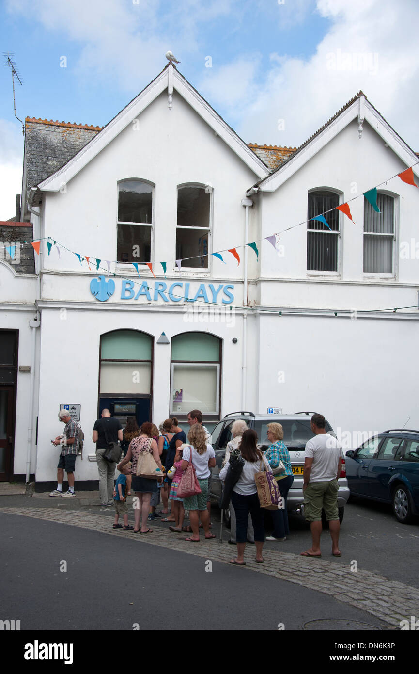 File d'attente pour un distributeur automatique de banque à Fowey Cornwall UK Banque D'Images