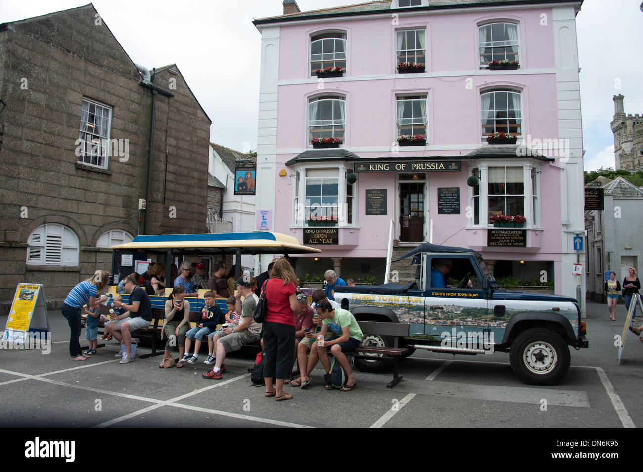 Les touristes ville Road de Fowey Cornwall UK Banque D'Images
