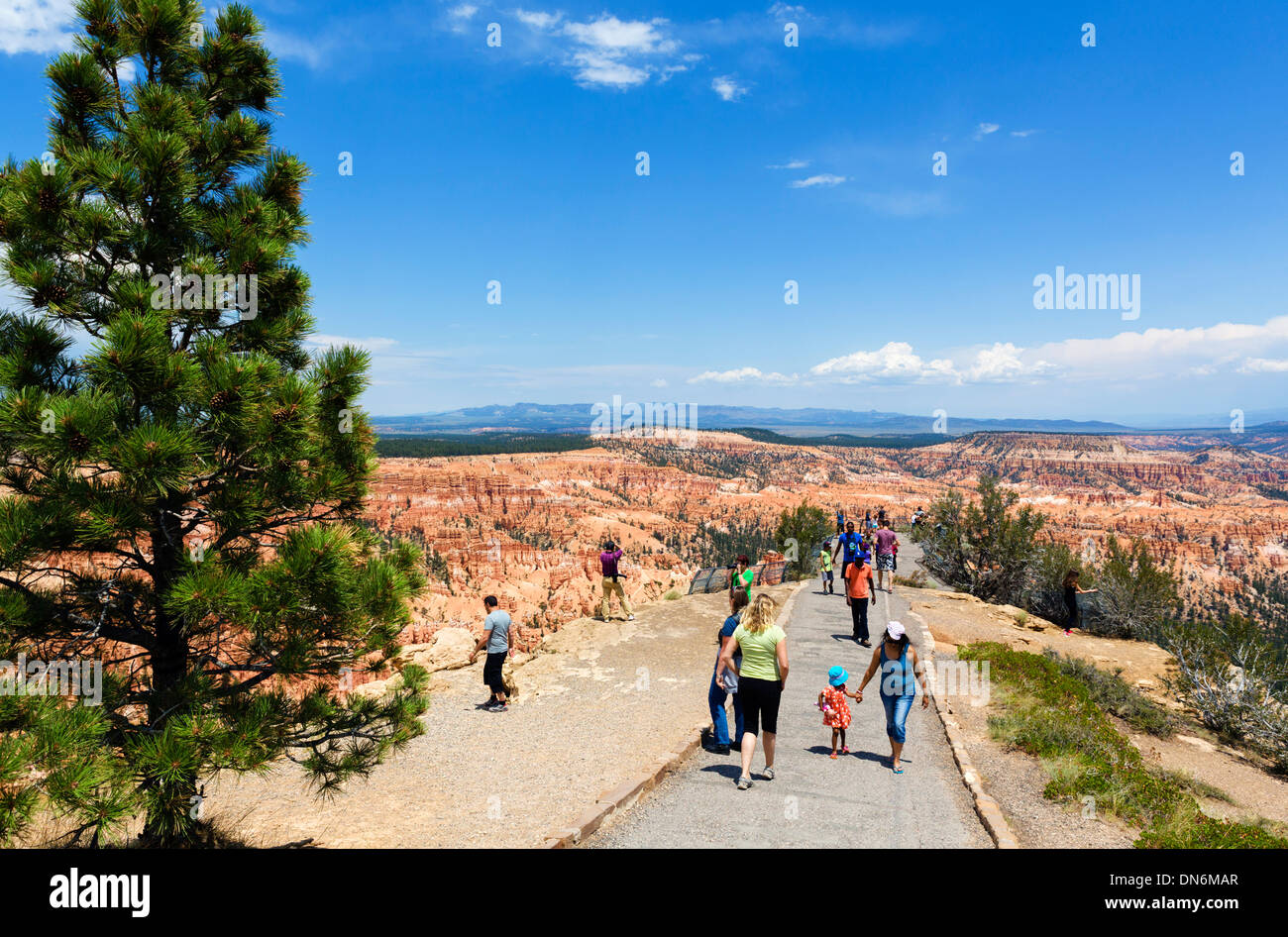Les touristes sur le chemin de l'Amphithéâtre de Bryce Point, Bryce, Bryce Canyon National Park, Utah, USA Banque D'Images