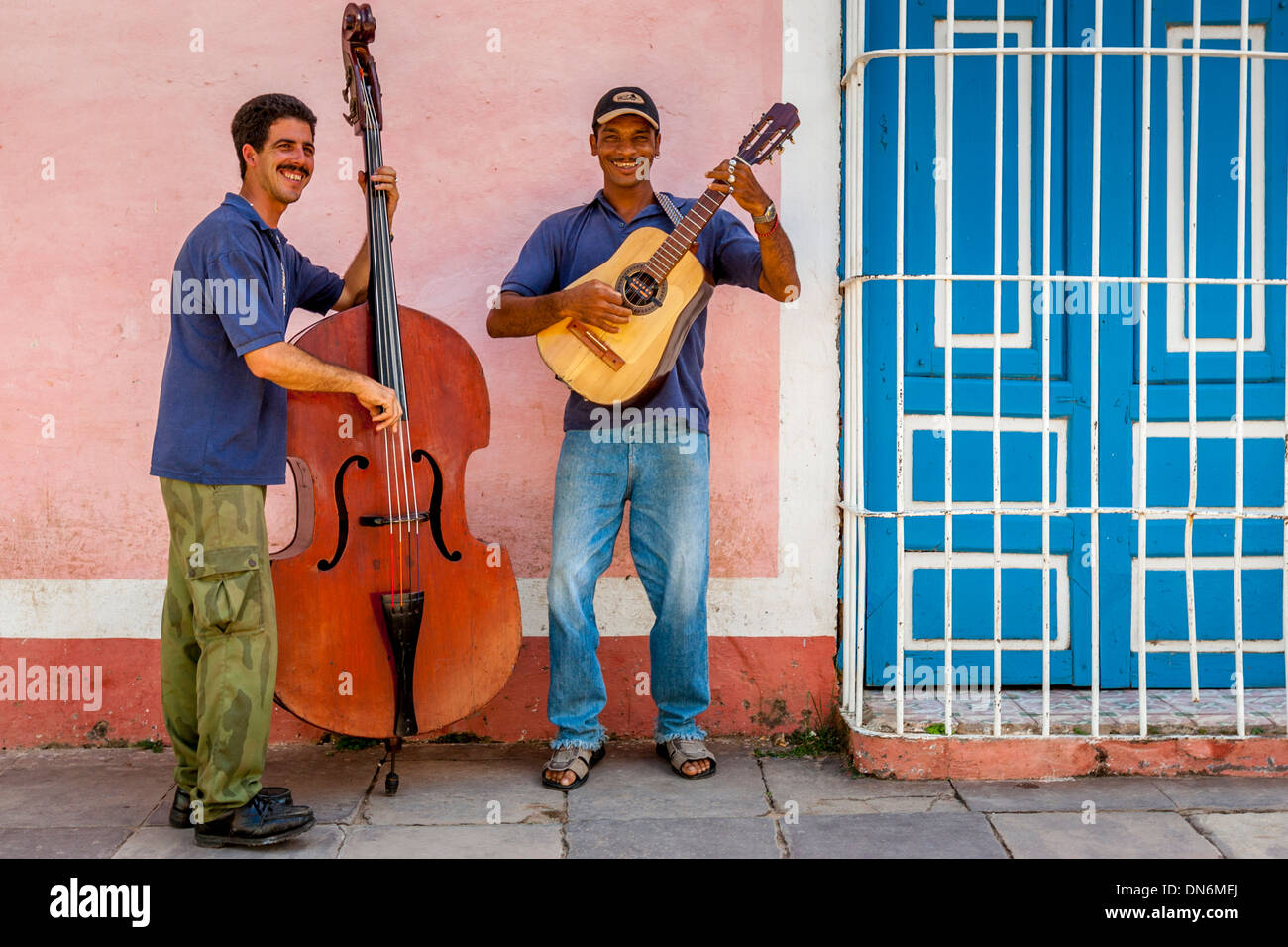 Des musiciens de rue, Trinidad, Cuba Banque D'Images