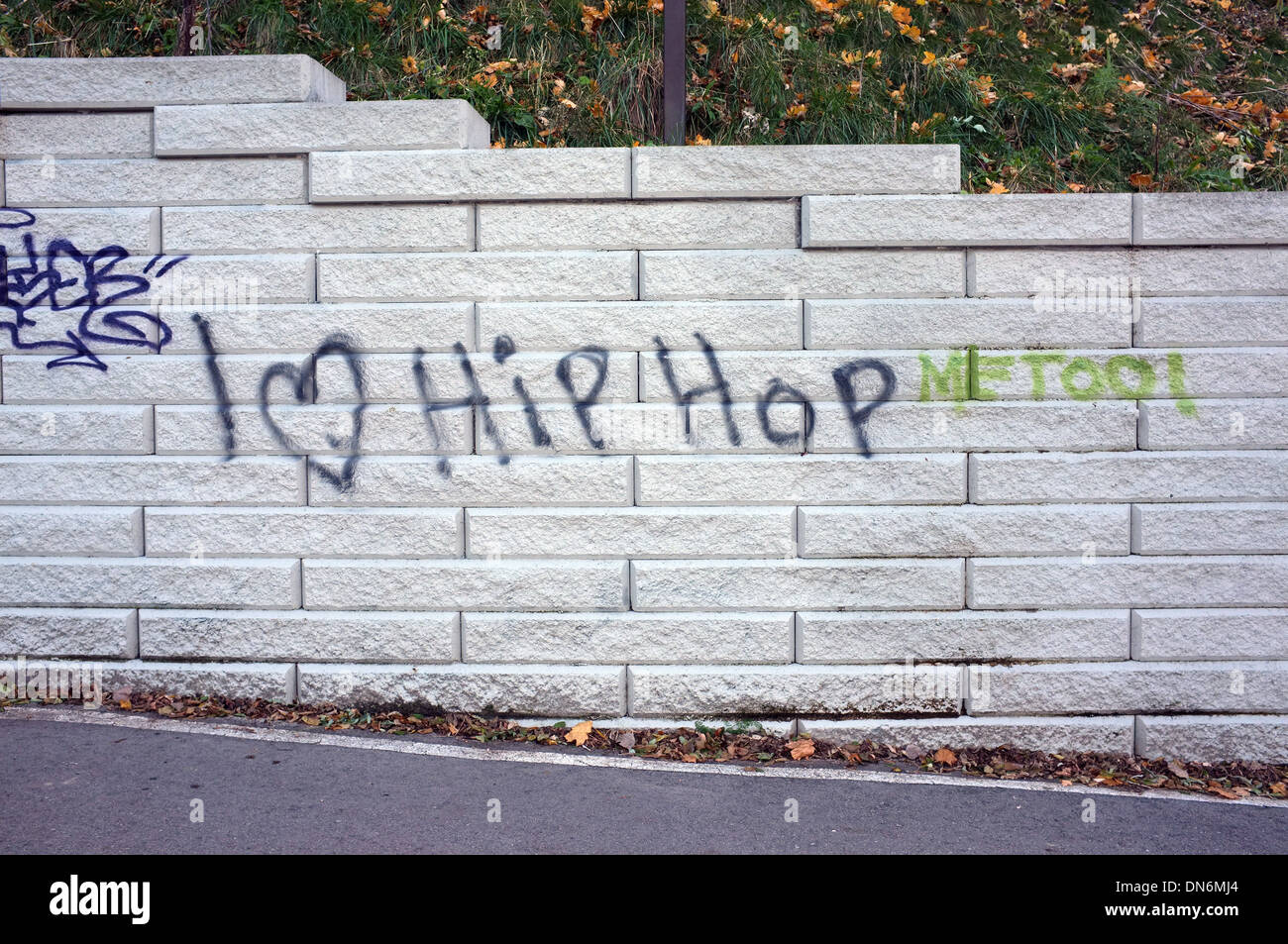 Graffiti sur un mur à côté d'une piste cyclable au Canada. Banque D'Images