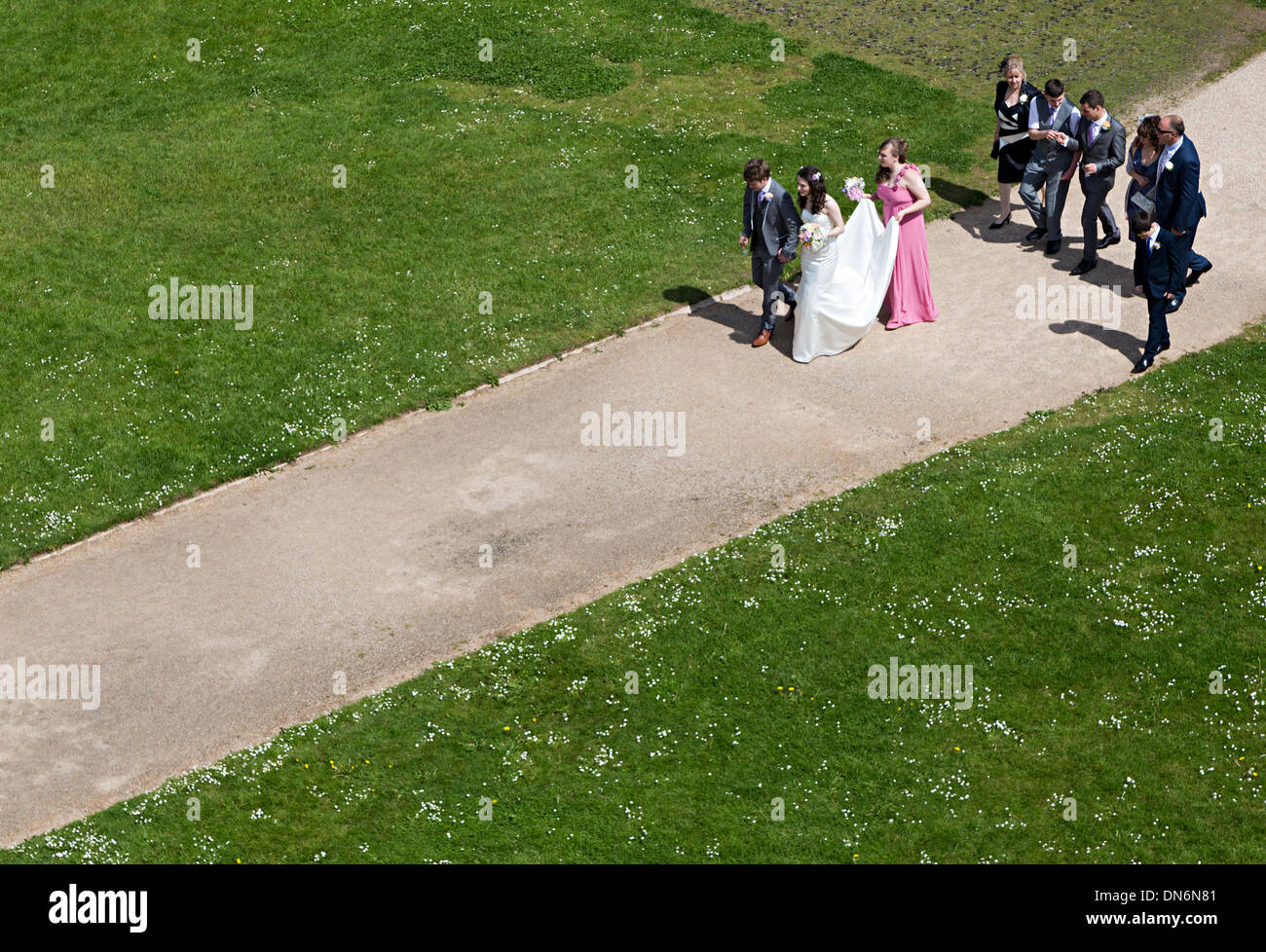 Fête de mariage marche sur chemin, Raglan, Galles, Royaume-Uni Banque D'Images