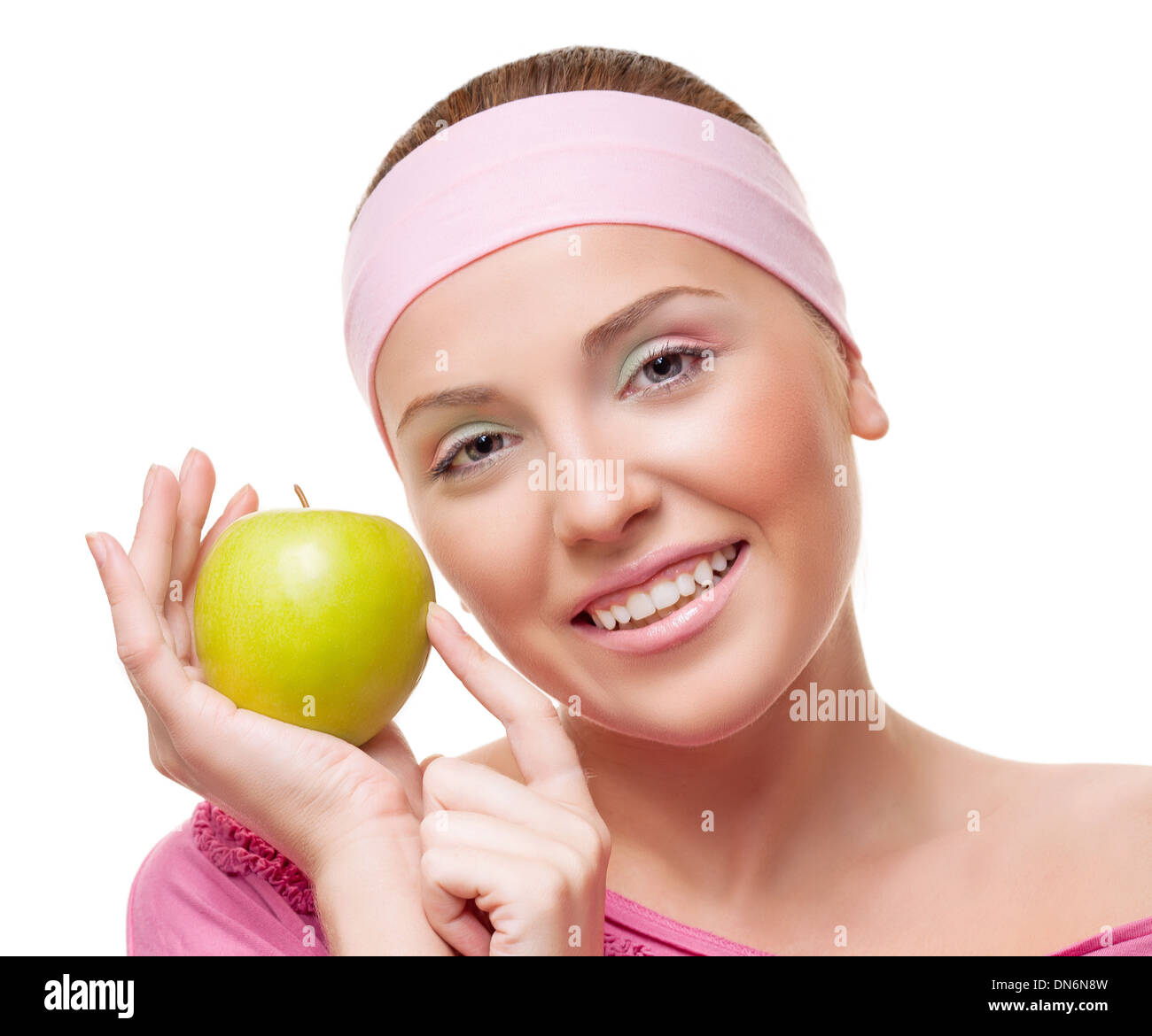 Heureux yougn femme de manger une pomme, isolé contre fond blanc Banque D'Images