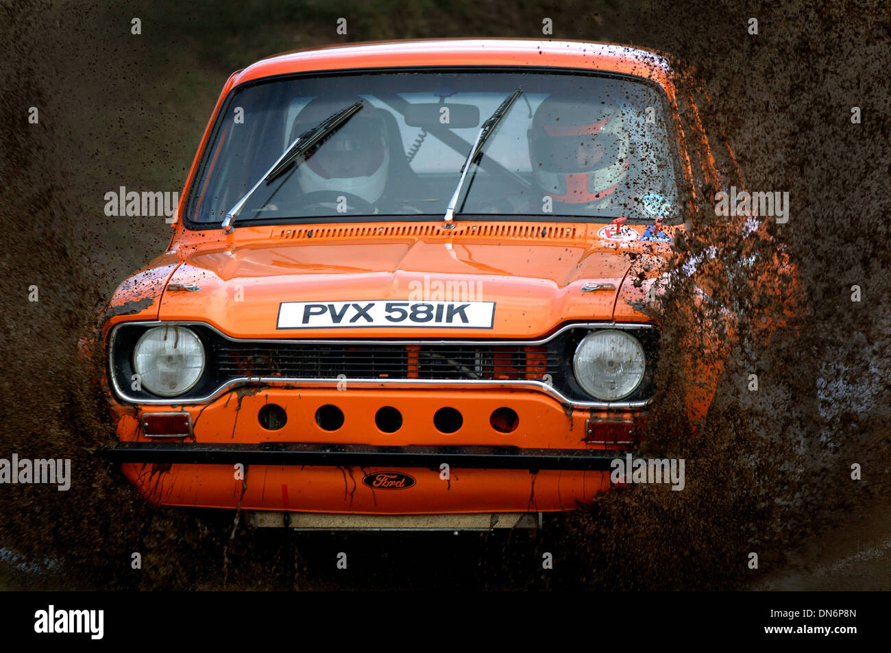 Ford Escort rally car hits la boue. Entraîné par Geoff Roberts. Co- pilote Gareth Twiss. Rallye ÀGBO, Weston Park, Shropshire. Banque D'Images