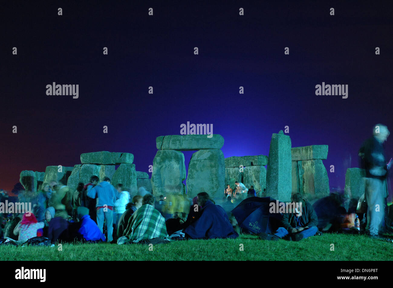 Le solstice d'été à Stonehenge. Avant que le soleil se lève pour le jour le plus long. Banque D'Images