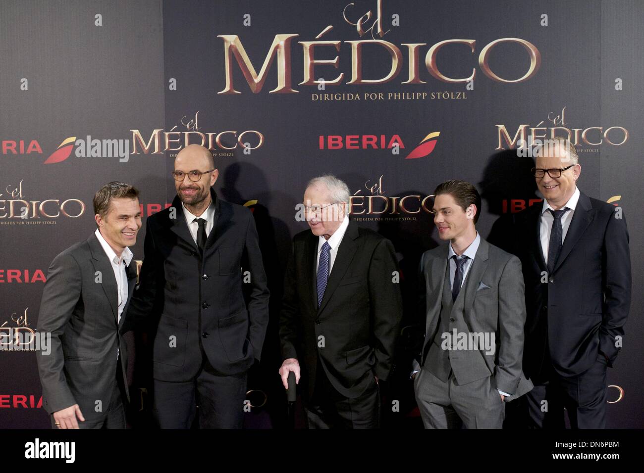 Madrid, Espagne. Dec 19, 2013. L'acteur français Olivier Martinez, l'acteur Anglais Tom Payne, écrivain américain Noah Gordon, l'acteur suédois Stellan Skarsgard et réalisateur Allemand Philipp Stolzl 'assister le médecin' premiere Callao au Cinema le 19 décembre 2013 à Madrid, Espagne. Crédit : Jack Abuin/ZUMAPRESS.com/Alamy Live News Banque D'Images