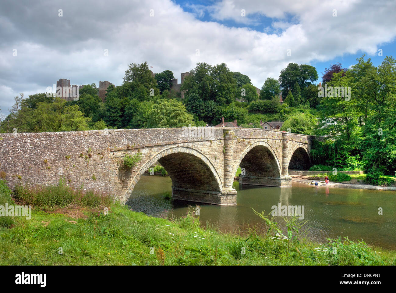 Dinham Bridge avec Ludlow Castle au-dessus, Shropshire, Angleterre. Banque D'Images