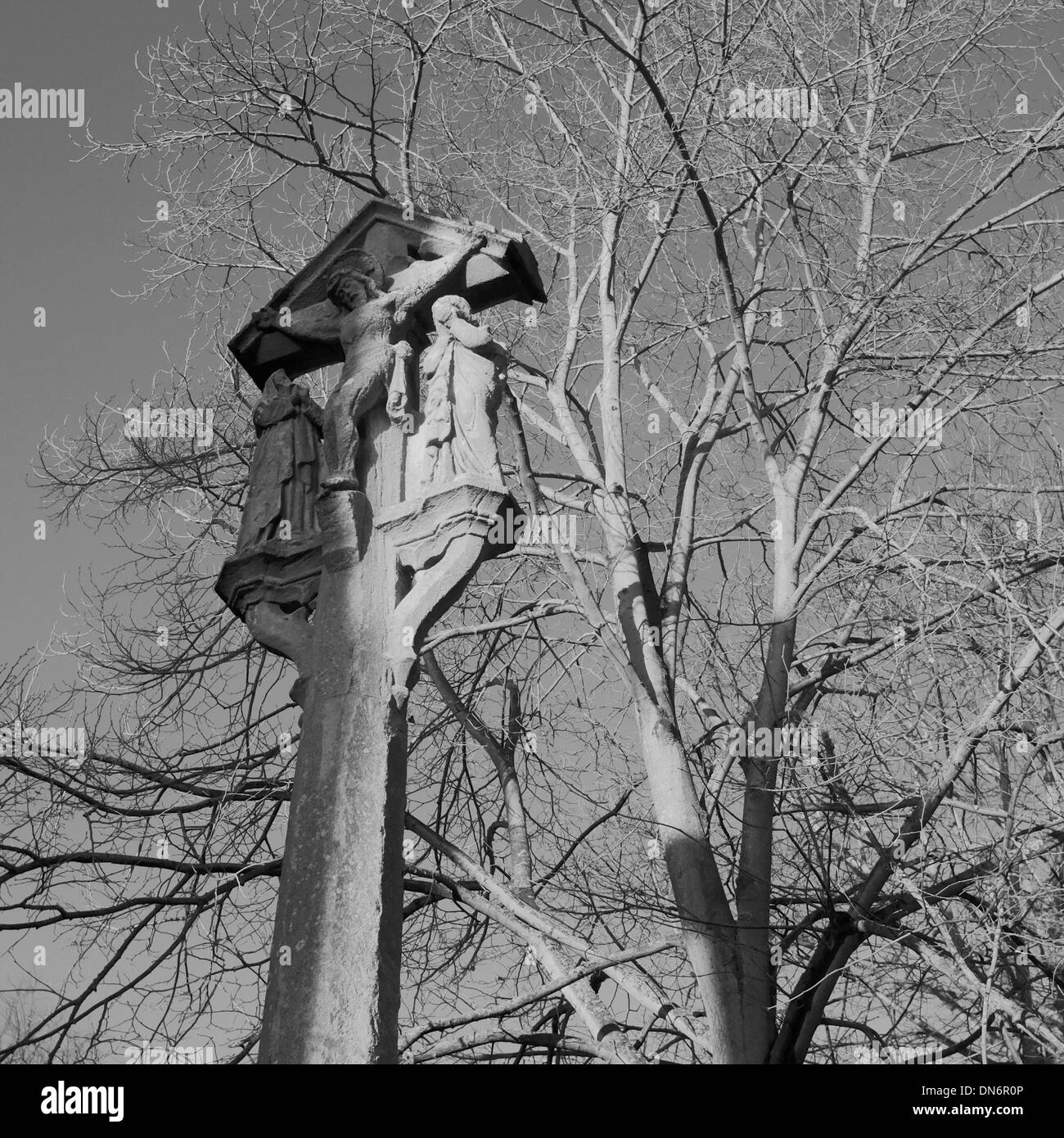 Jésus Christ sur une croix avec des anges, un grand crucifix de pierre dans un cimetière, Aylesbury Banque D'Images