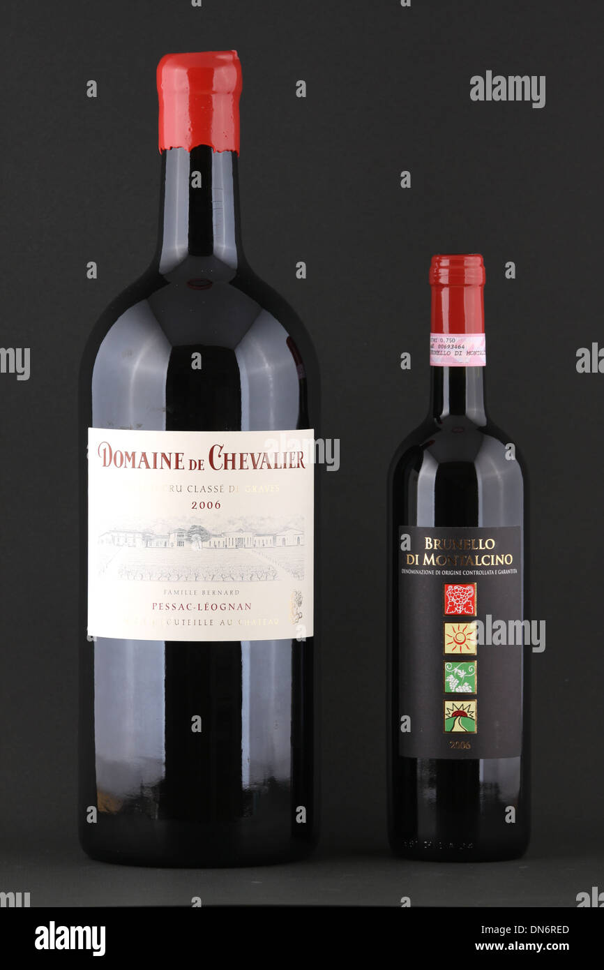 Un vin rouge français, le Domaine de Chevalier, double taille magnum et un vin rouge italien Brunello de Montalcino, Banque D'Images