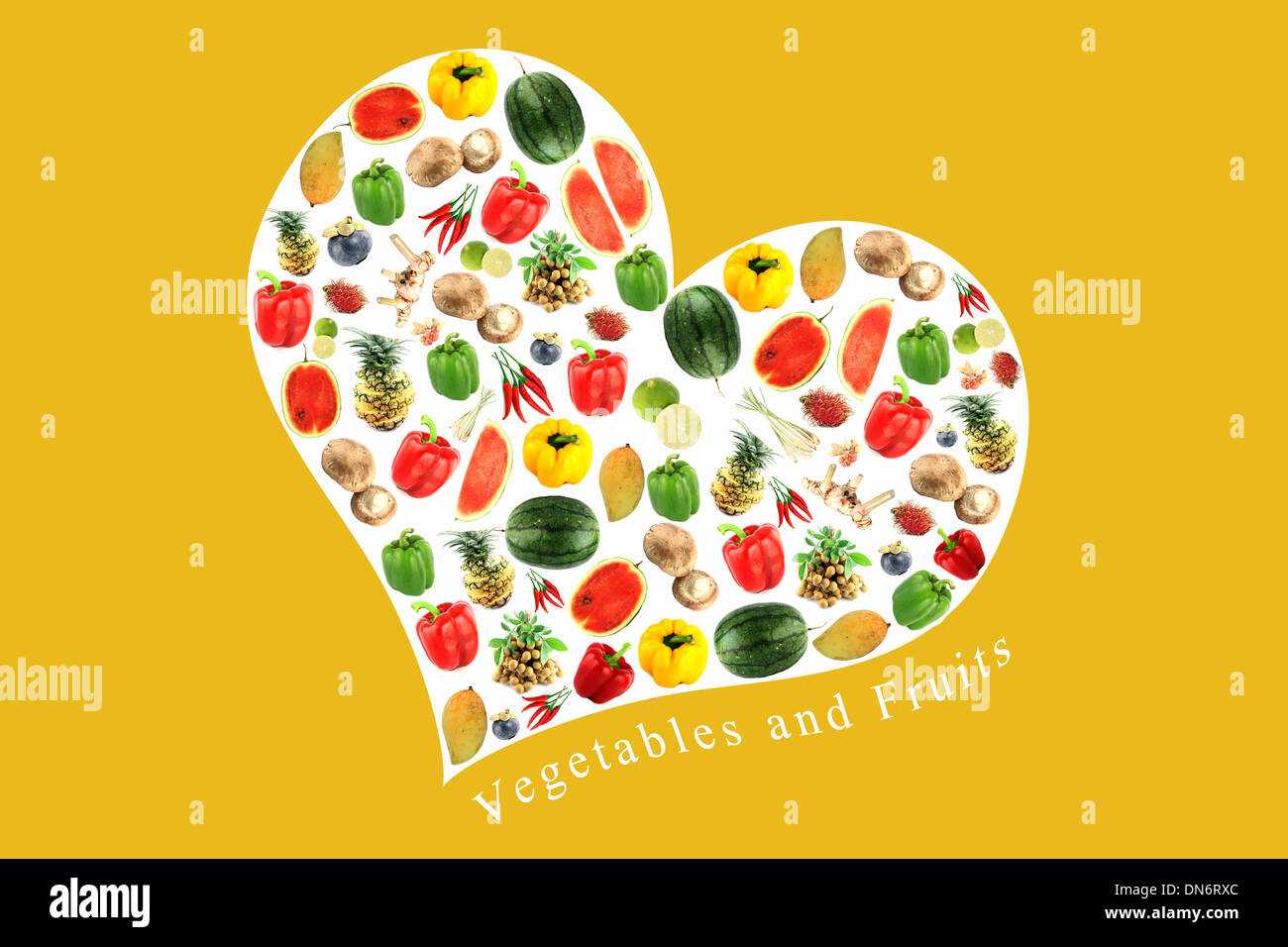 Les légumes et fruits sur un coeur blanc,il reflète l'amour et les soins de manger de la bonne nourriture. Banque D'Images