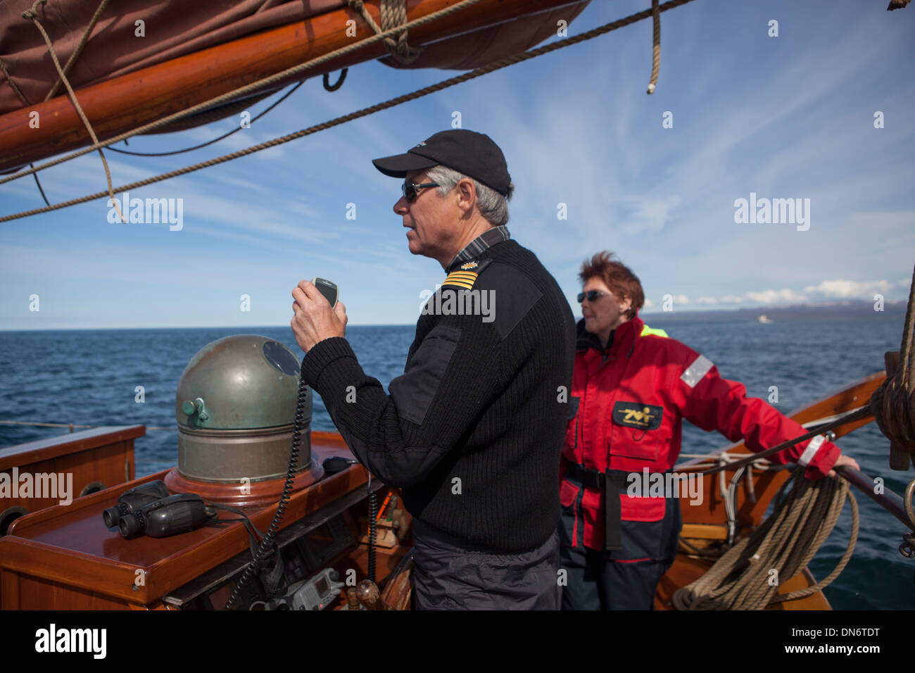 Le capitaine Hordur Sigurbjarnarson sur goélette Haukur Skjalfandi Bay, en Islande. Banque D'Images